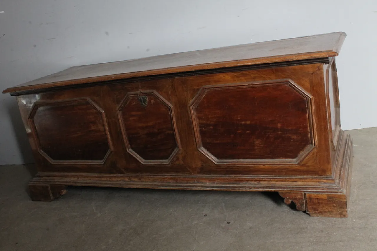 Cassapanca in noce massello reggiana con losanghe, '600 1