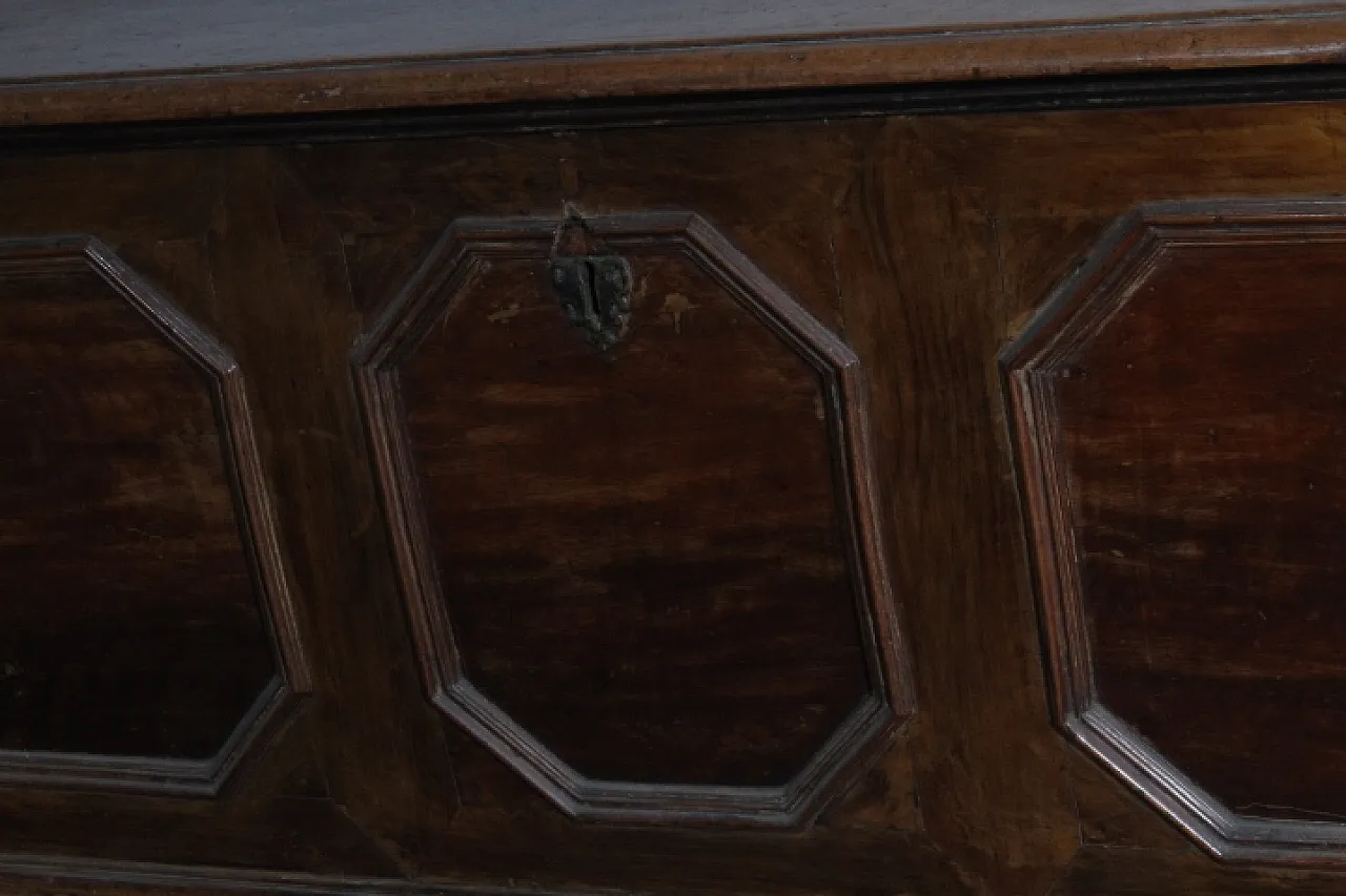 Cassapanca in noce massello reggiana con losanghe, '600 2