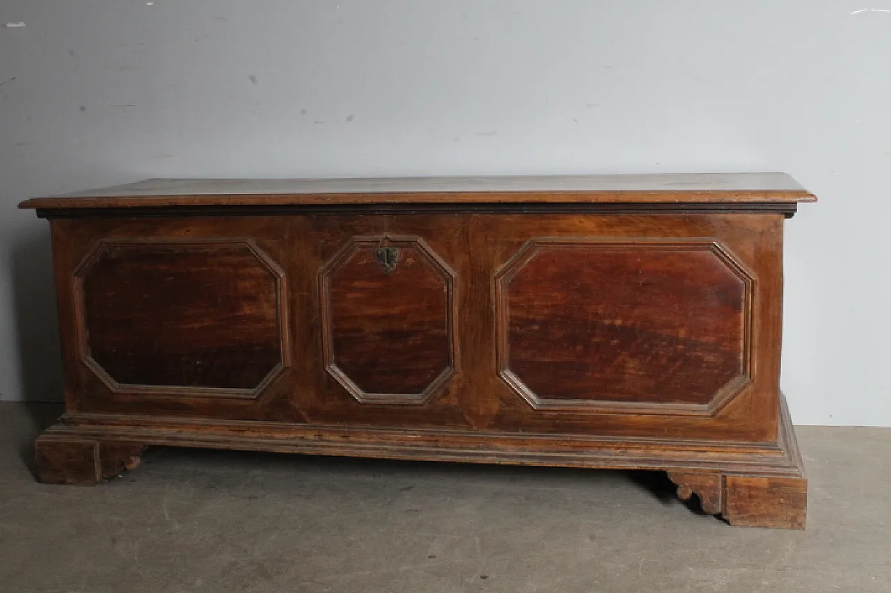 Cassapanca in noce massello reggiana con losanghe, '600 3