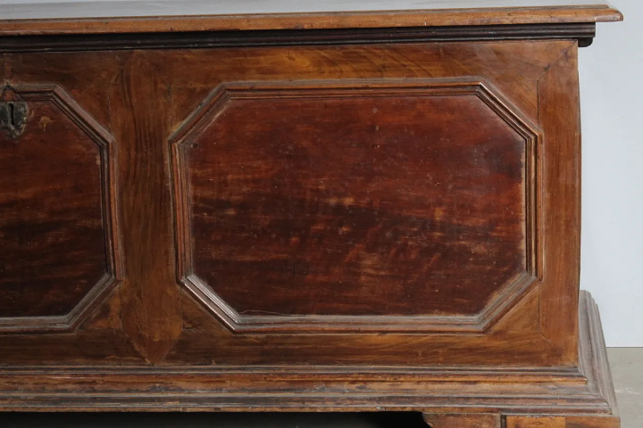 Cassapanca in noce massello reggiana con losanghe, '600 4