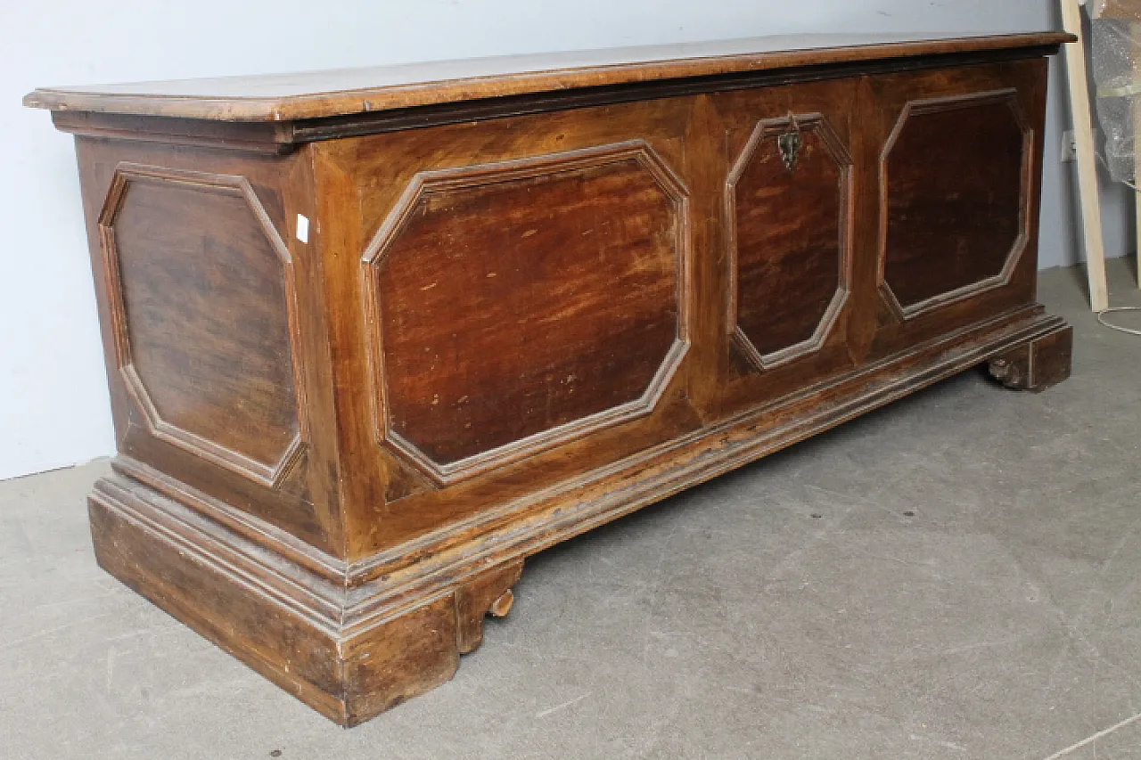 Cassapanca in noce massello reggiana con losanghe, '600 5