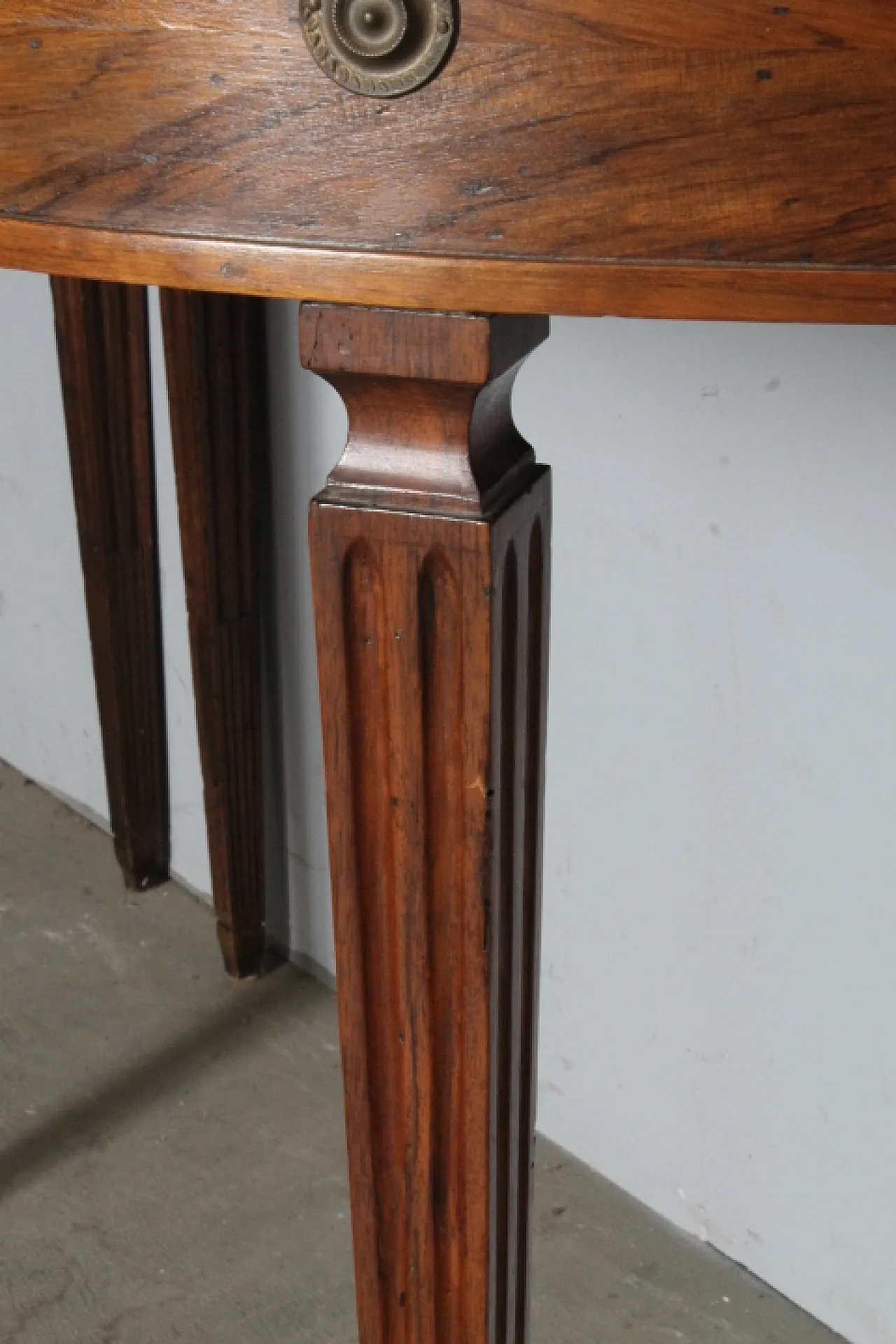 Coppia di console Luigi XVI a mezza luna in noce Parma, 1770 9