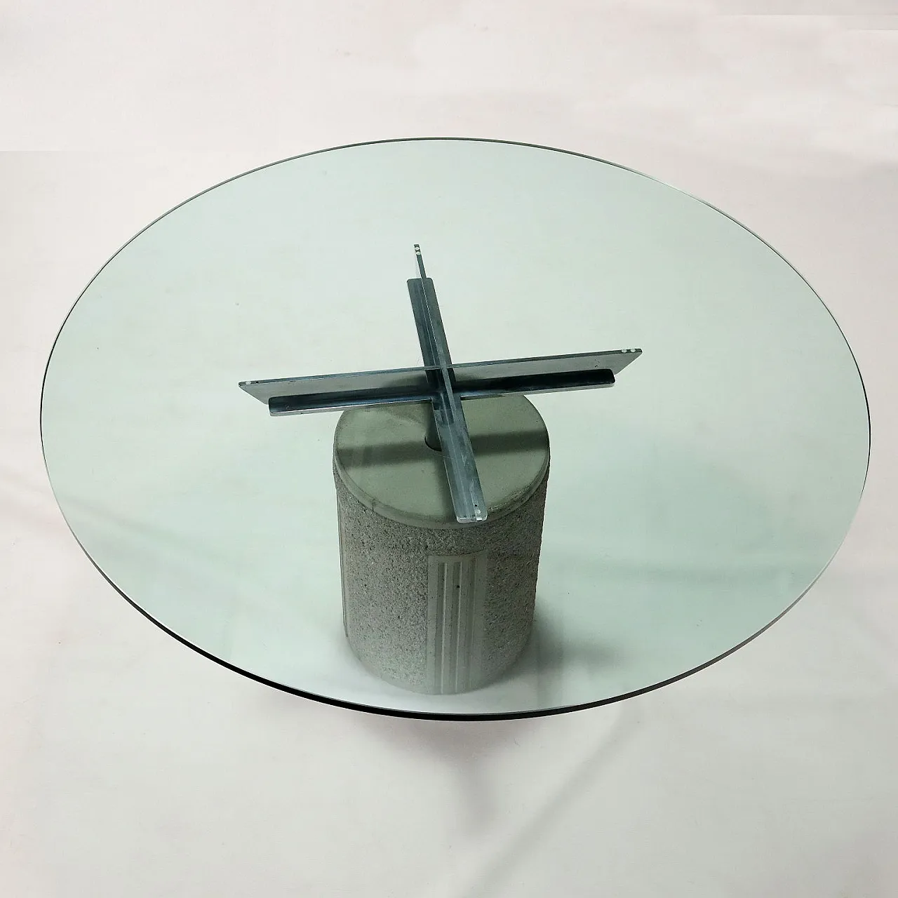 Tavolo rotondo con base in cemento, struttura in metallo e piano in vetro, anni '70 3