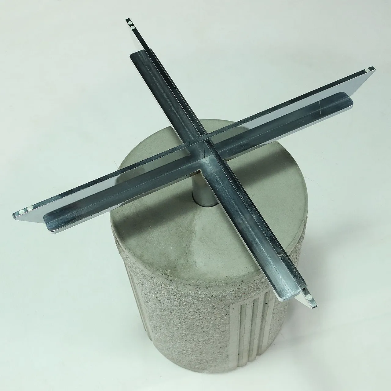 Tavolo rotondo con base in cemento, struttura in metallo e piano in vetro, anni '70 4