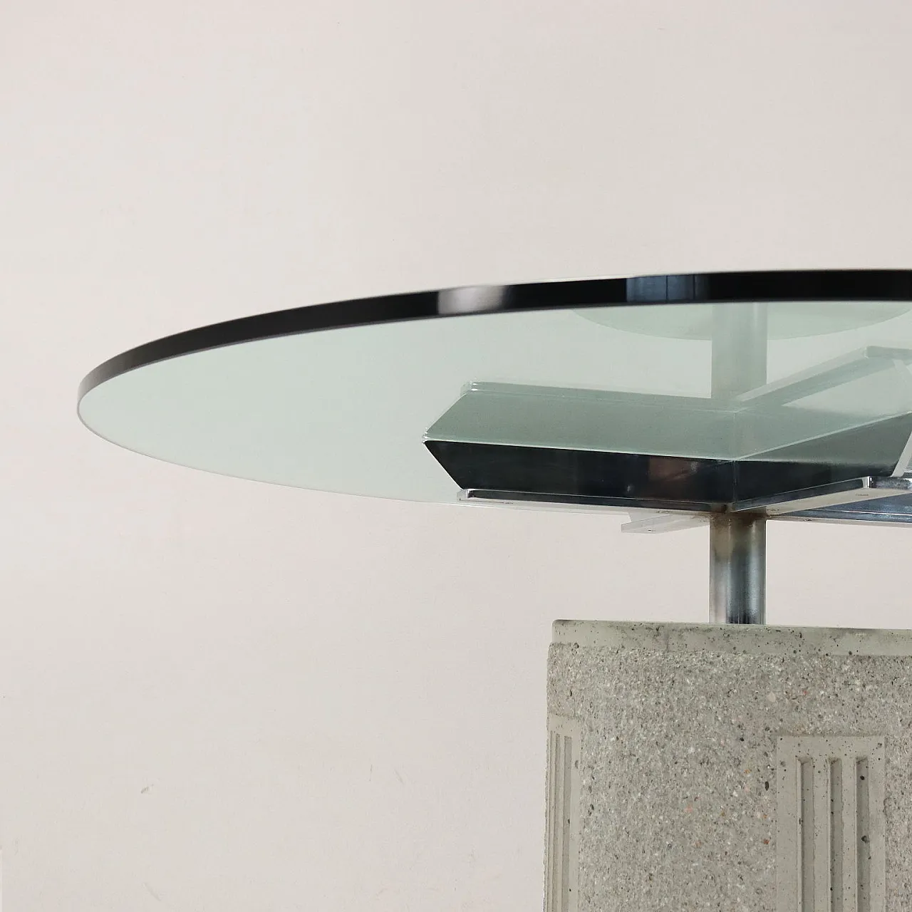 Tavolo rotondo con base in cemento, struttura in metallo e piano in vetro, anni '70 5