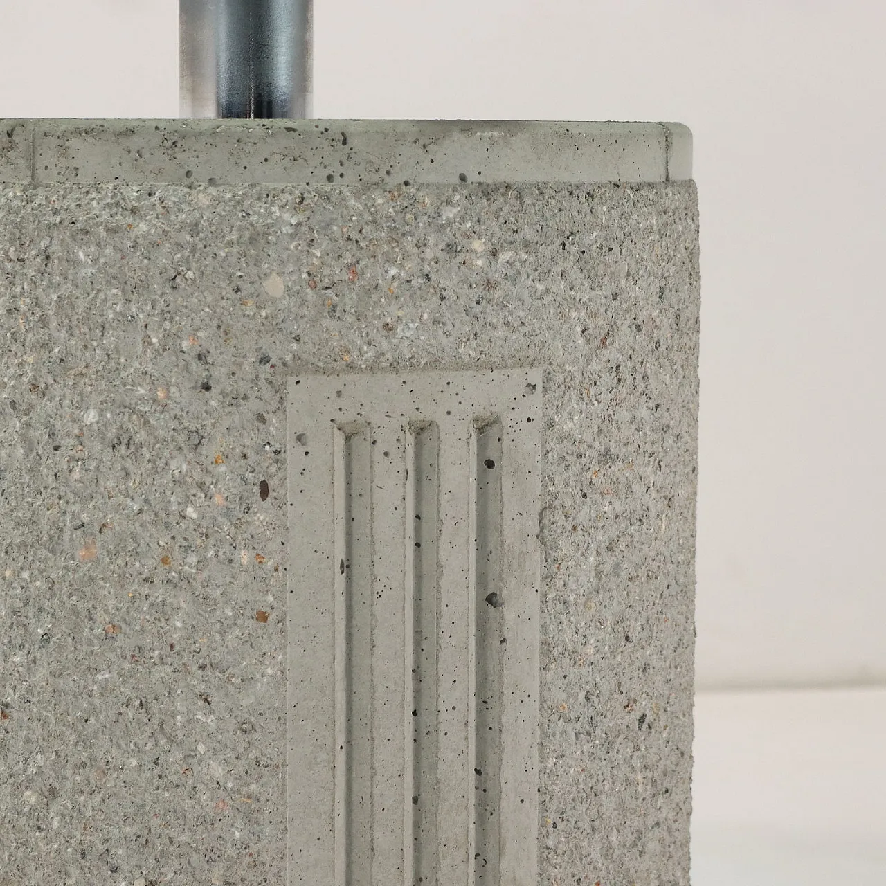 Tavolo rotondo con base in cemento, struttura in metallo e piano in vetro, anni '70 8