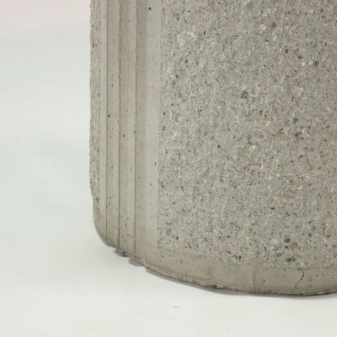 Tavolo rotondo con base in cemento, struttura in metallo e piano in vetro, anni '70 9