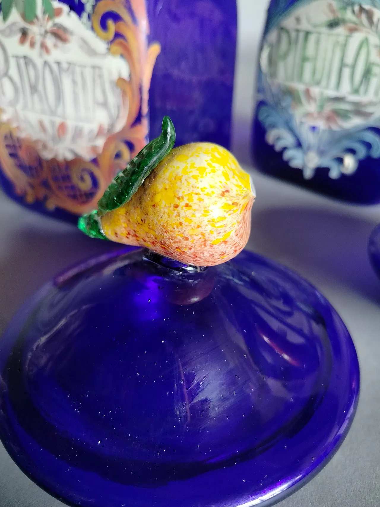 Coppia di vasi in stile farmacia in vetro soffiato, primo '900 7