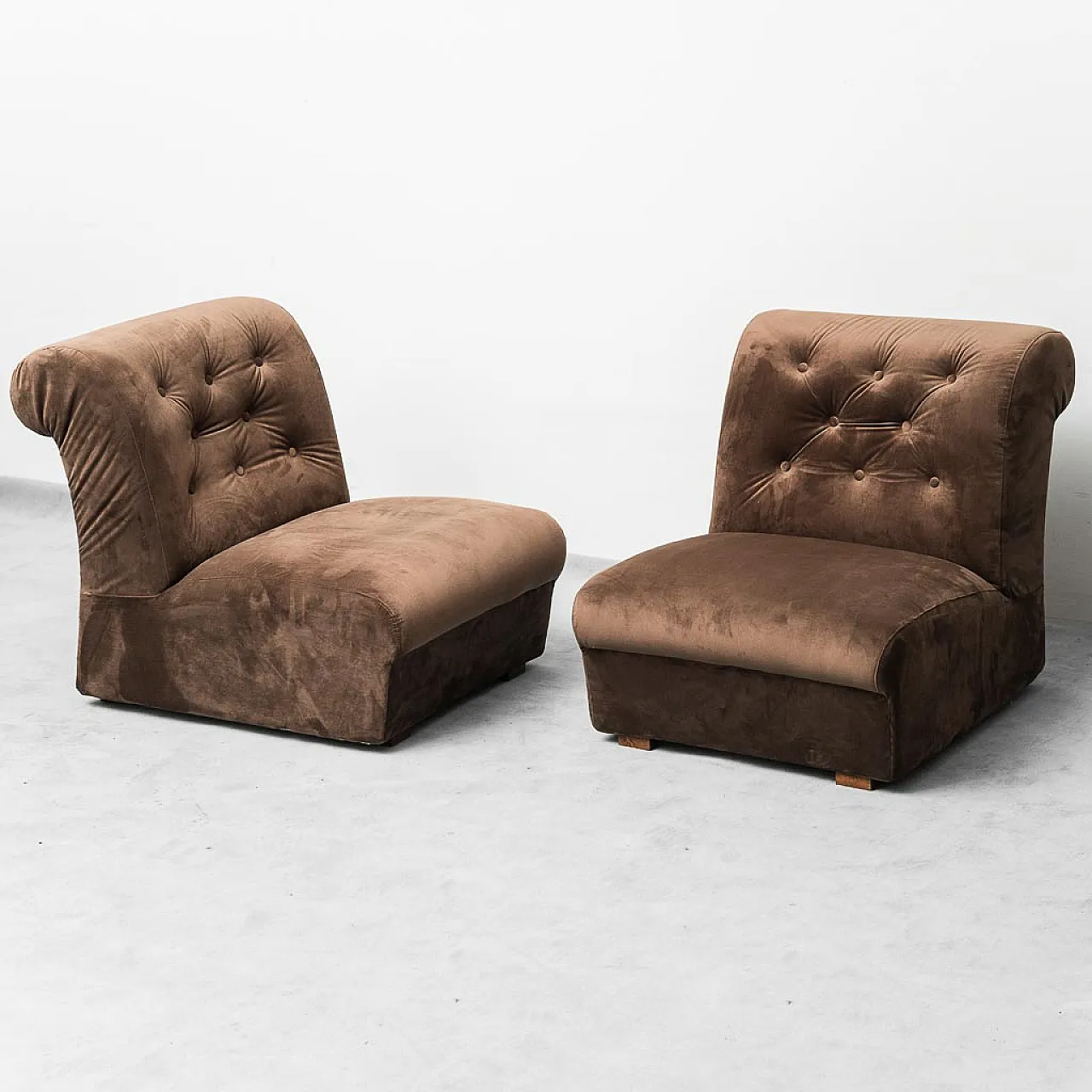Pair of brown velvet armchairs, 70s 1