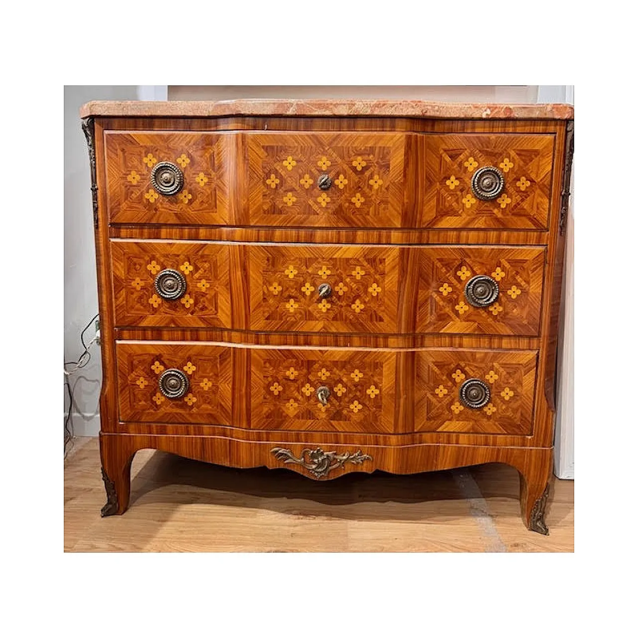 Cassettone placcato in varie essenze con intarsi a quadrifoglio, '700 1