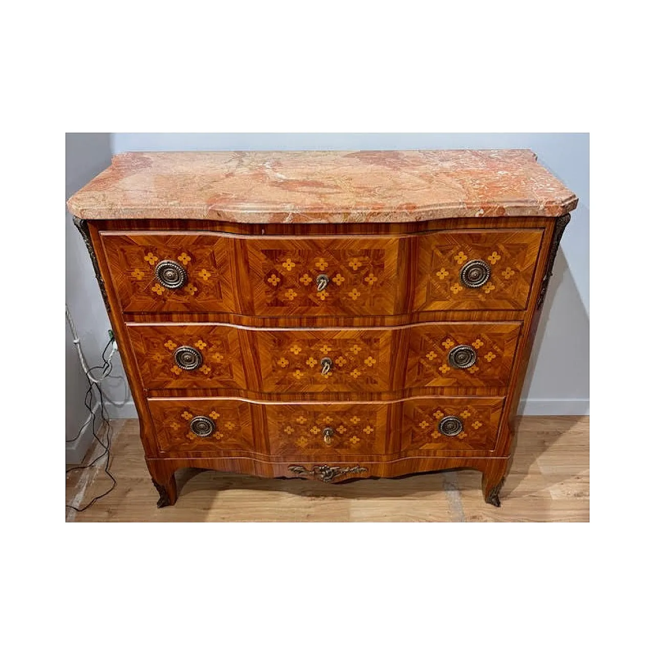 Cassettone placcato in varie essenze con intarsi a quadrifoglio, '700 5