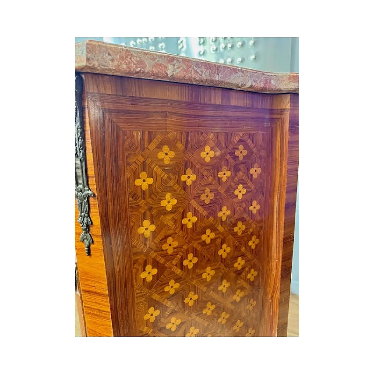 Cassettone placcato in varie essenze con intarsi a quadrifoglio, '700 6