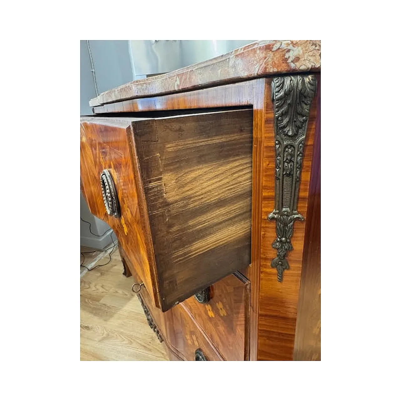 Cassettone placcato in varie essenze con intarsi a quadrifoglio, '700 9