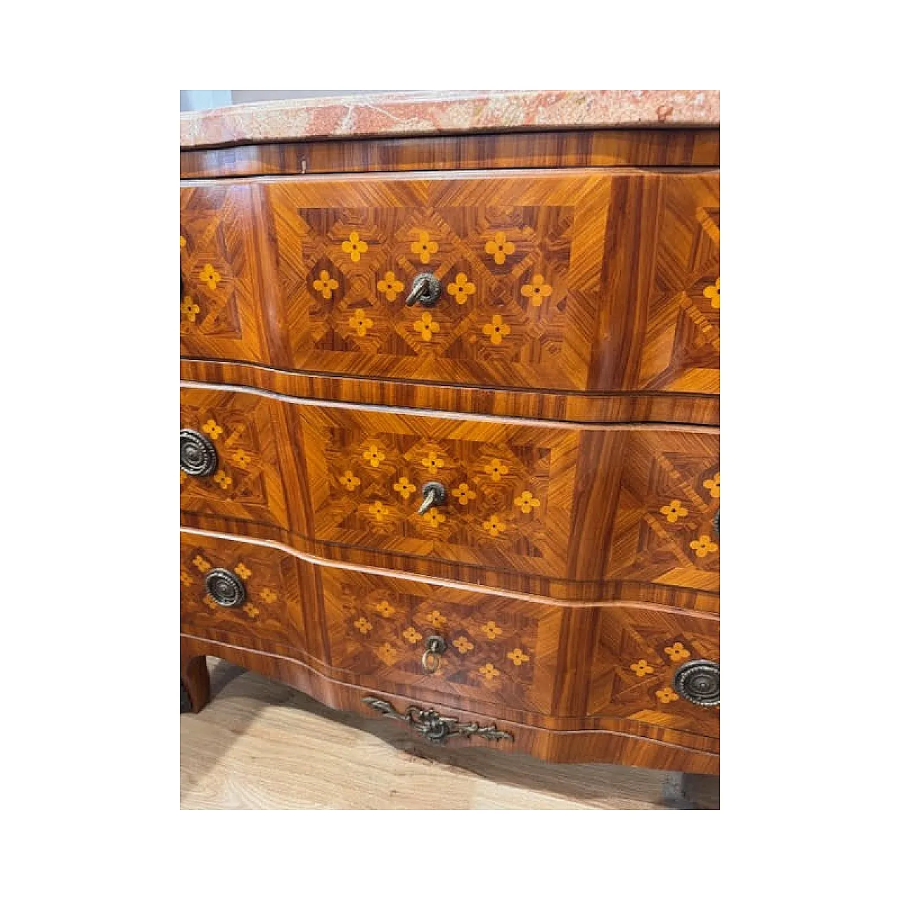 Cassettone placcato in varie essenze con intarsi a quadrifoglio, '700 10