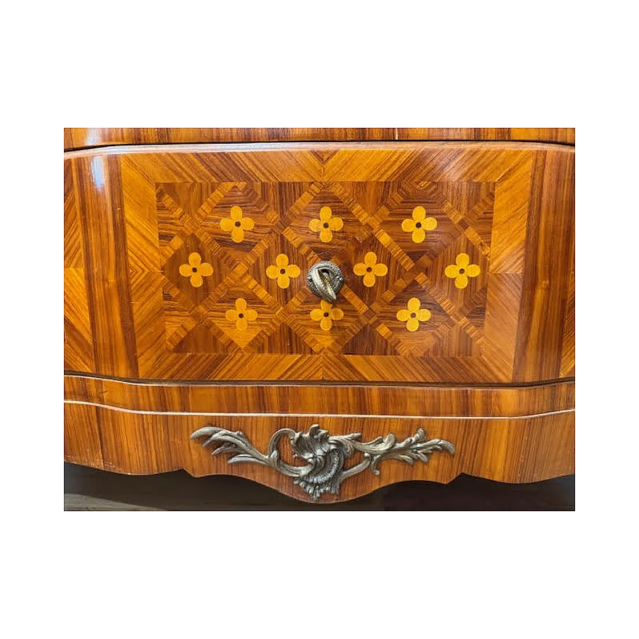Cassettone placcato in varie essenze con intarsi a quadrifoglio, '700 11