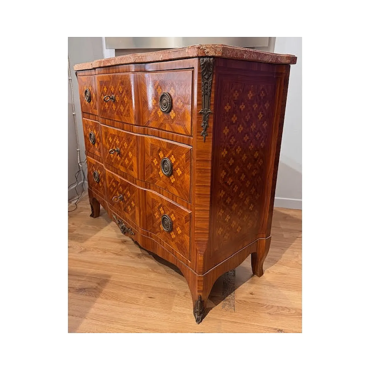 Cassettone placcato in varie essenze con intarsi a quadrifoglio, '700 12