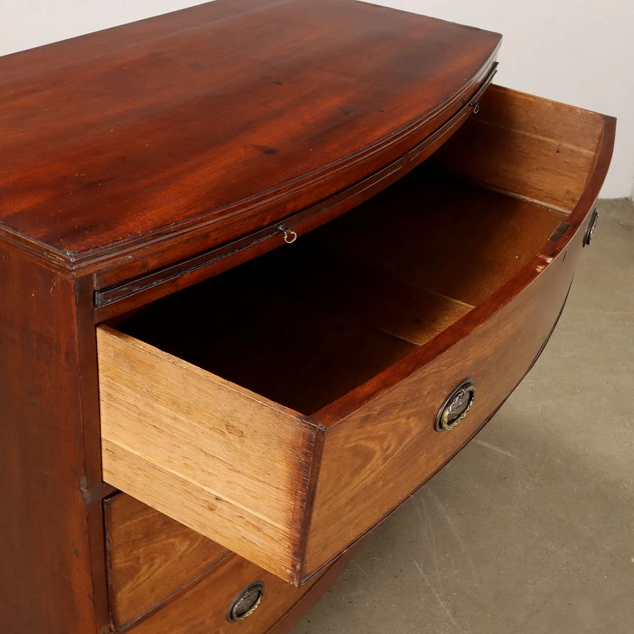 Dresser with three drawers in mahogany with wavy legs, 18th century 7