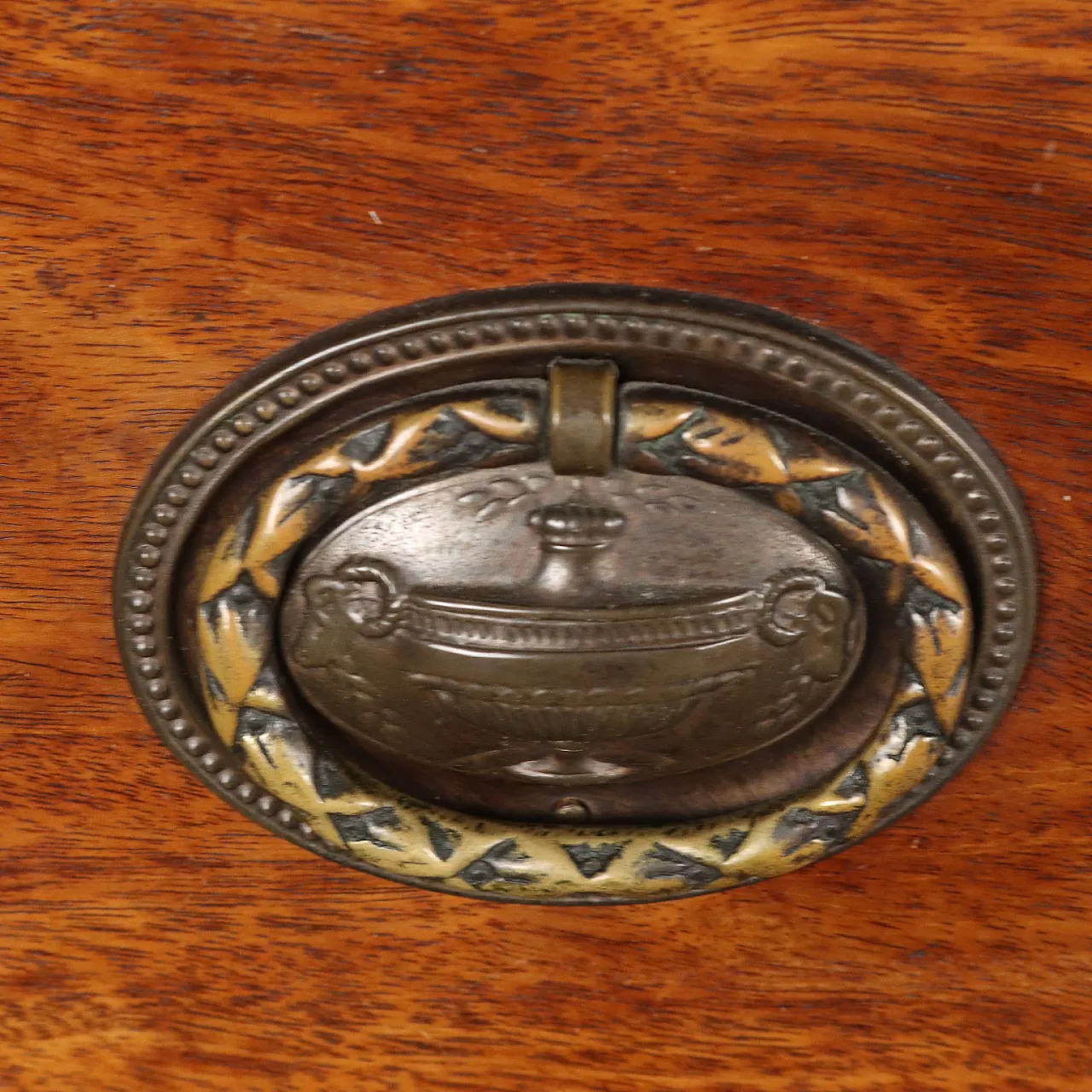 Dresser with three drawers in mahogany with wavy legs, 18th century 8