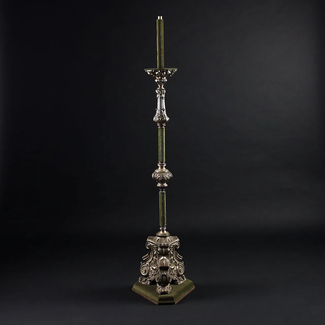 Candeliere in lamierino argentato e tessuto verde, inizio '900 1