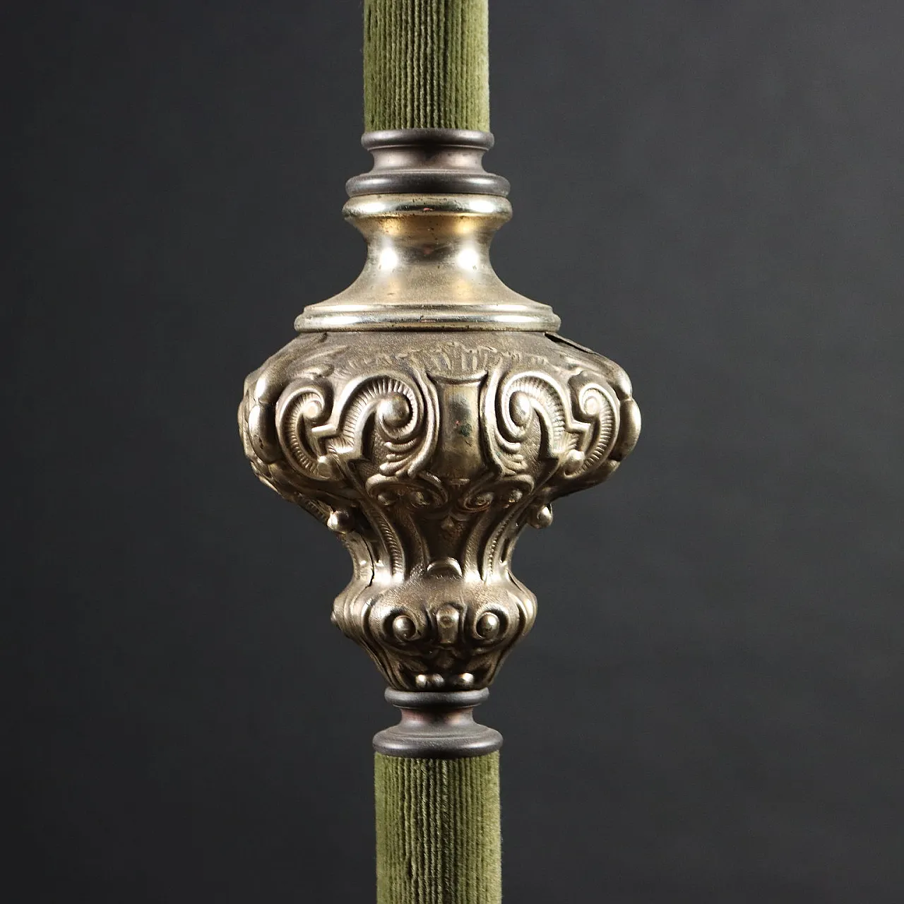 Candeliere in lamierino argentato e tessuto verde, inizio '900 3