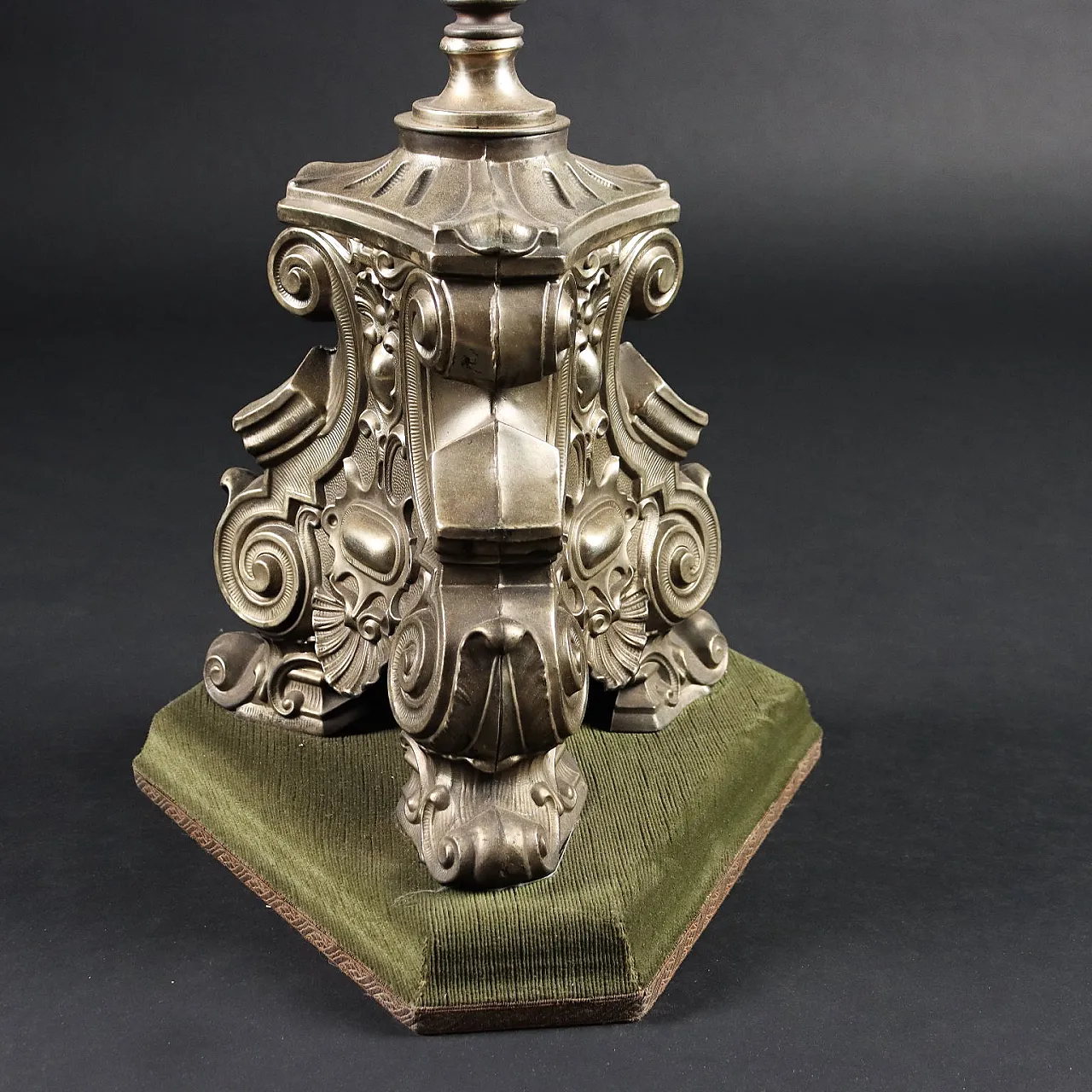 Candeliere in lamierino argentato e tessuto verde, inizio '900 6