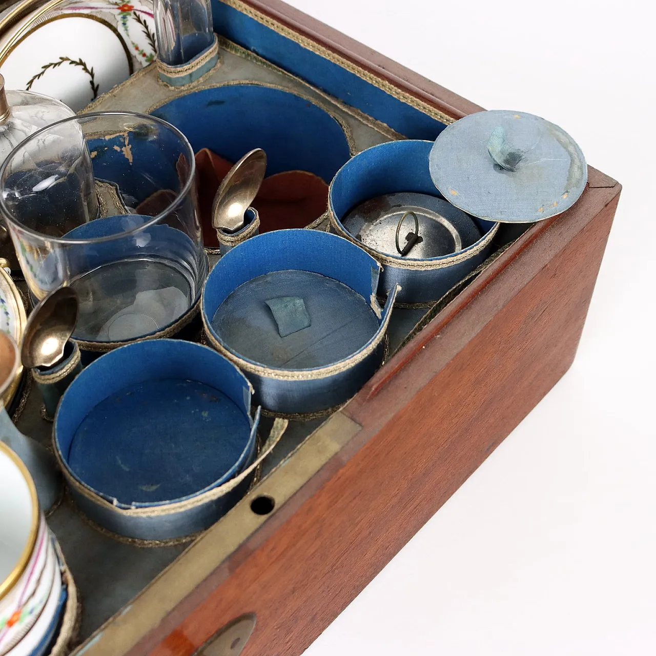 Bauletto da viaggio con porcellane francesi, '800 10