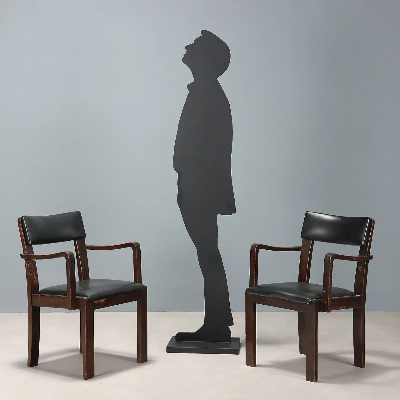 4 Sedie con braccioli in legno e pelle nera, metà '900 2