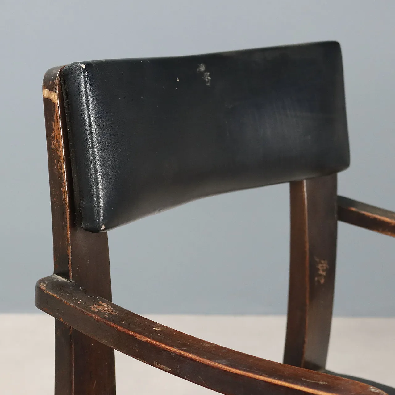 4 Sedie con braccioli in legno e pelle nera, metà '900 4