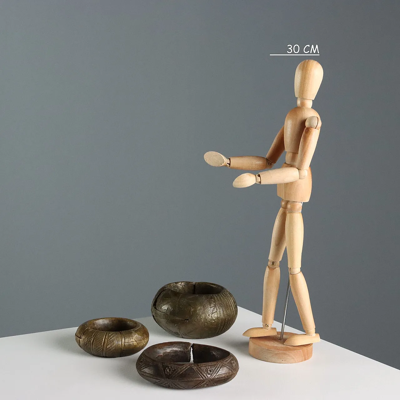 3 Bracciali con decorazioni in bronzo inciso, '900 2