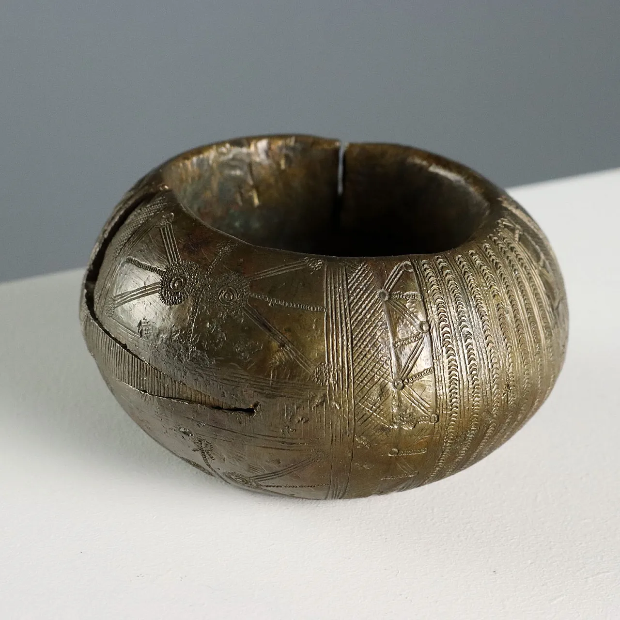 3 Bracciali con decorazioni in bronzo inciso, '900 3