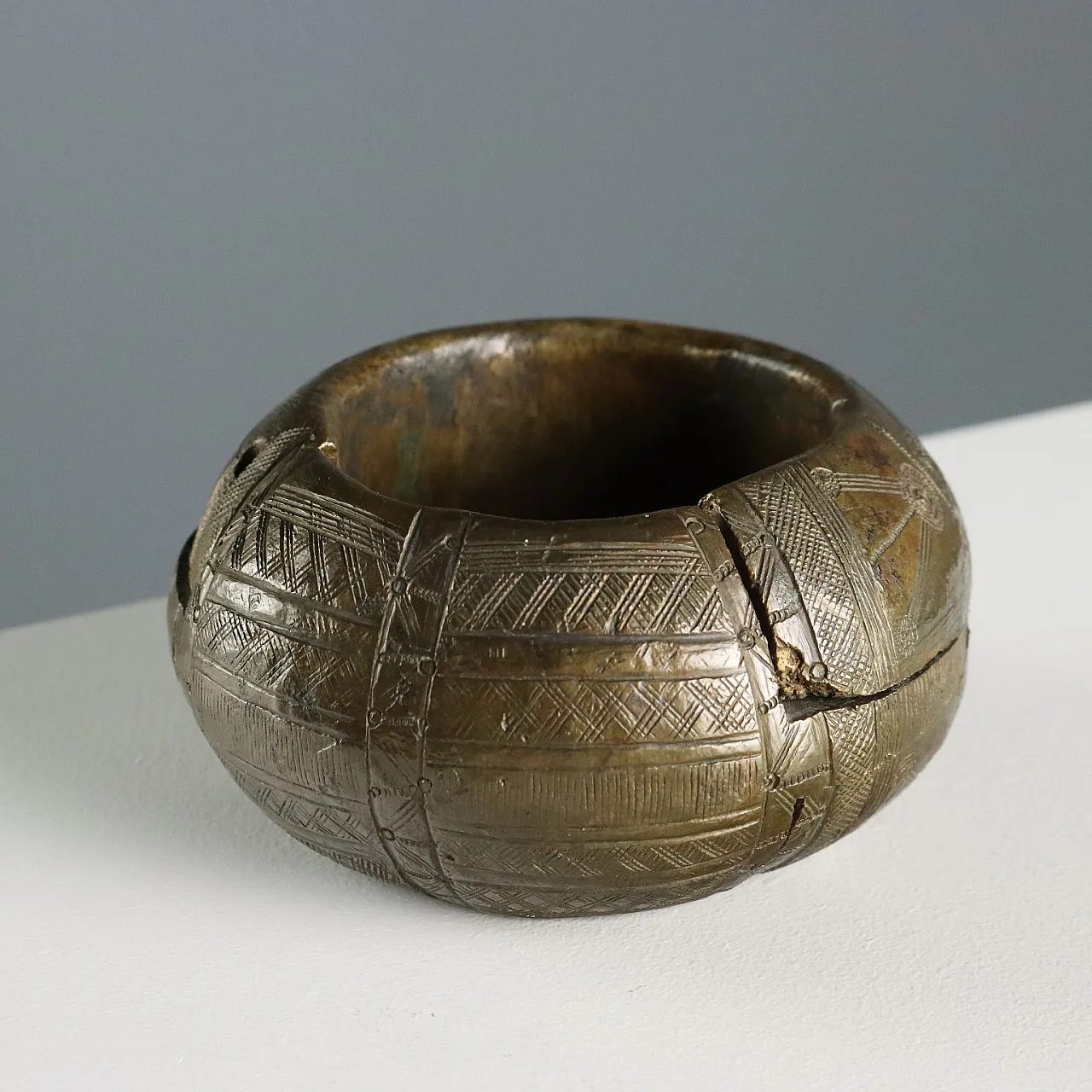 3 Bracciali con decorazioni in bronzo inciso, '900 4