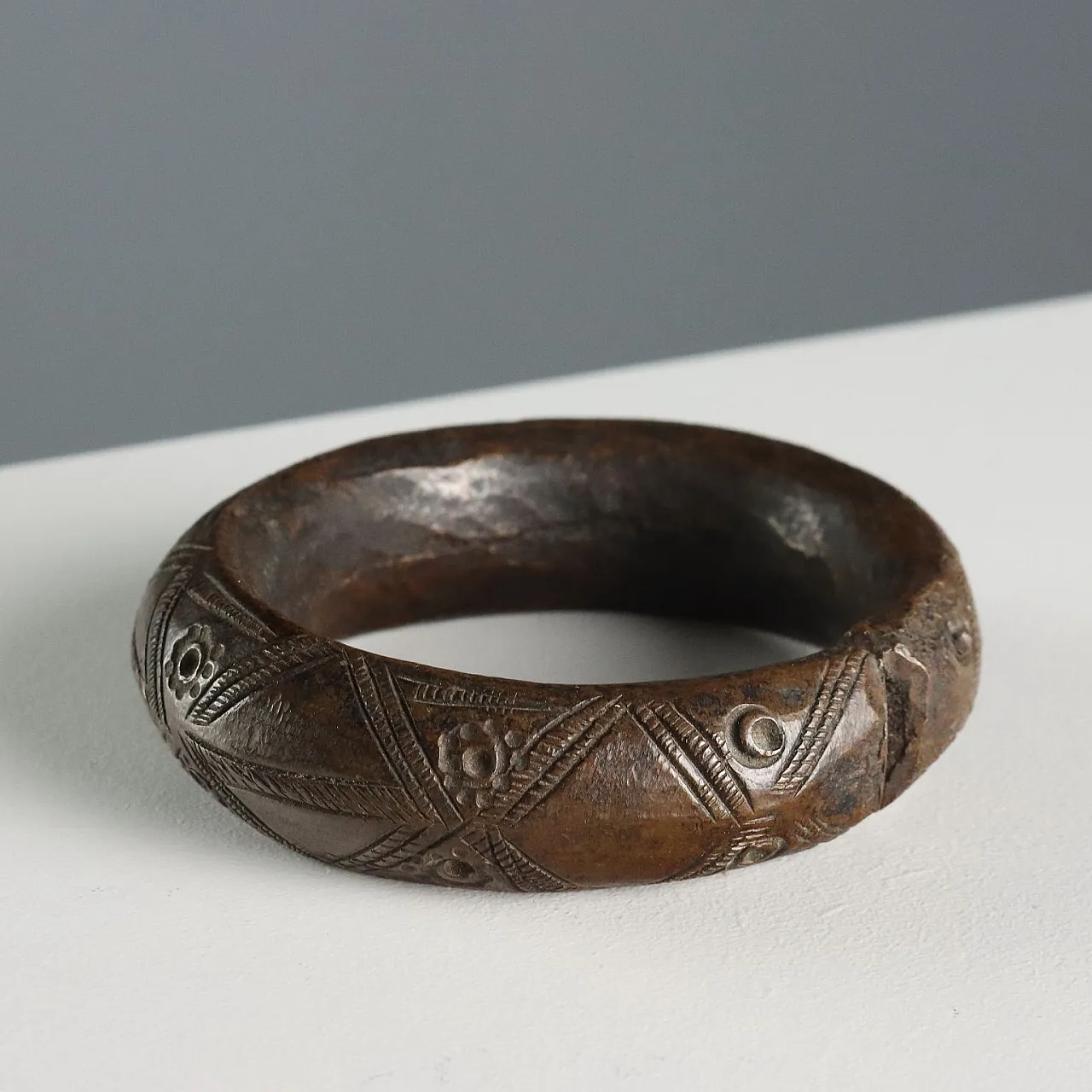 3 Bracciali con decorazioni in bronzo inciso, '900 8