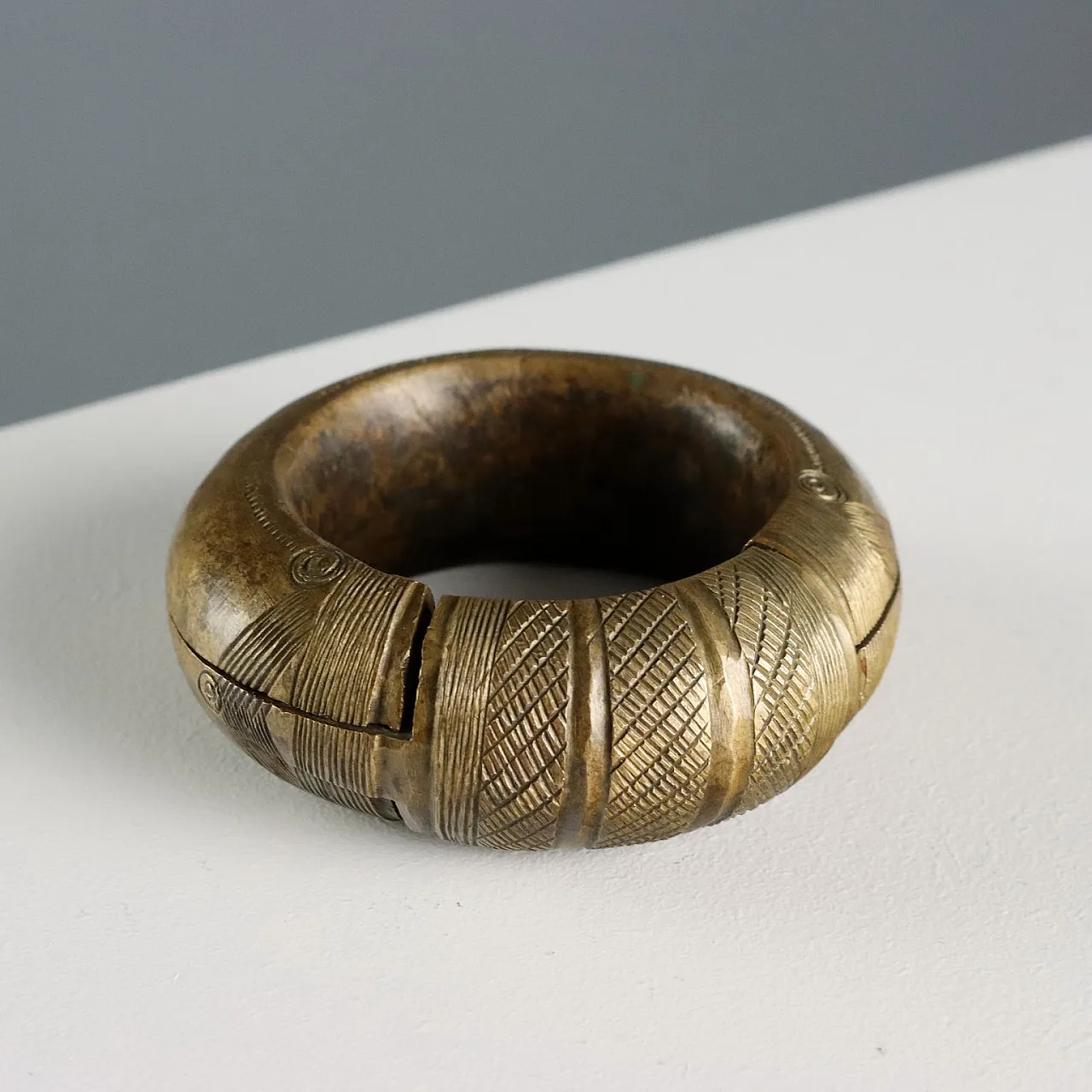 3 Bracciali con decorazioni in bronzo inciso, '900 10