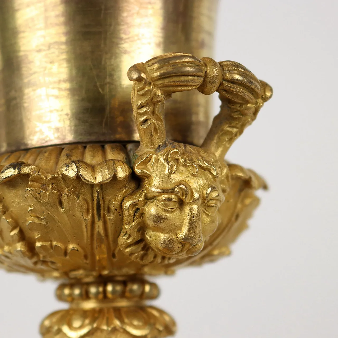 Coppia di vasi medicei in bronzo dorato e cesellato, '800 6