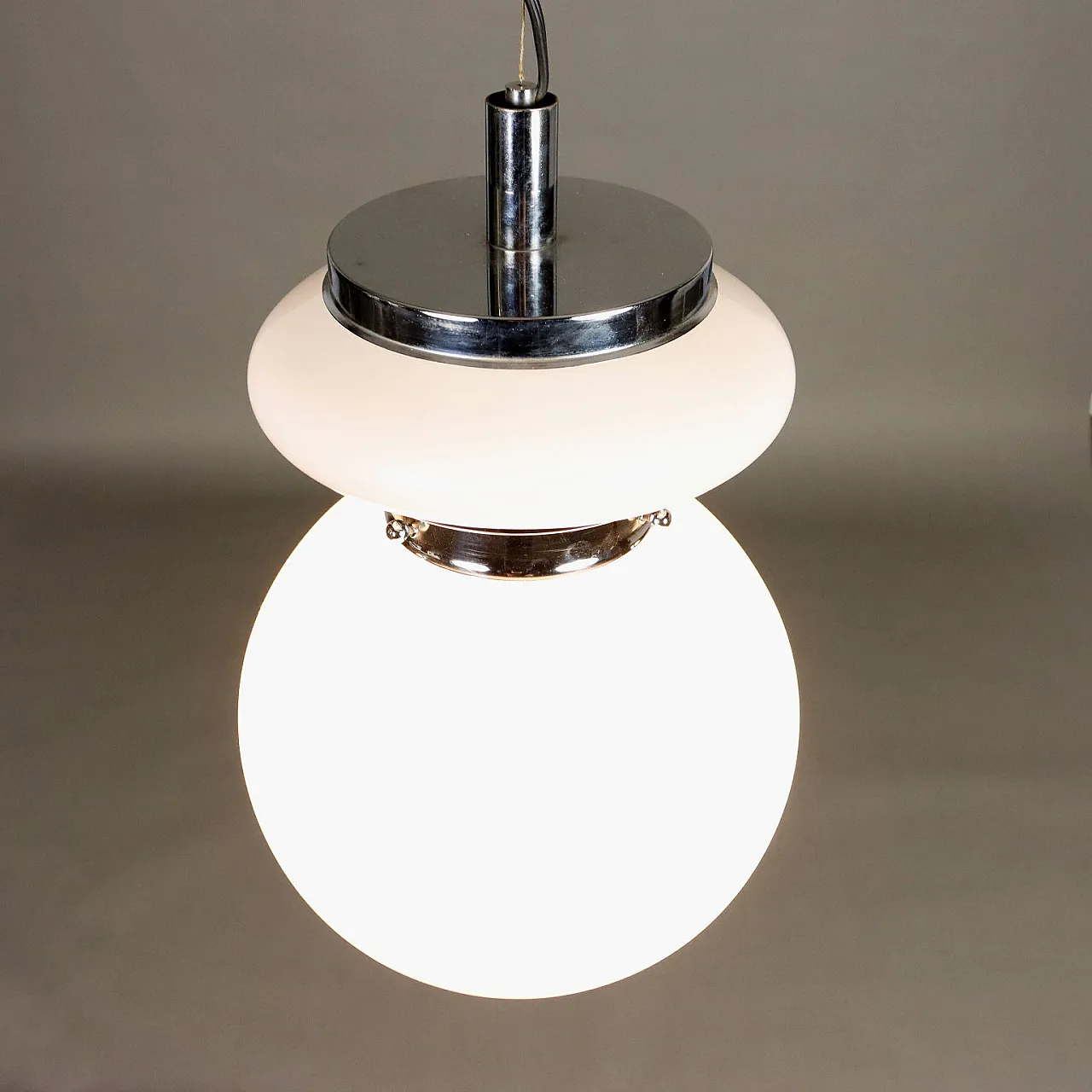 Lampadario in vetro bianco e metallo cromato, anni '70 4