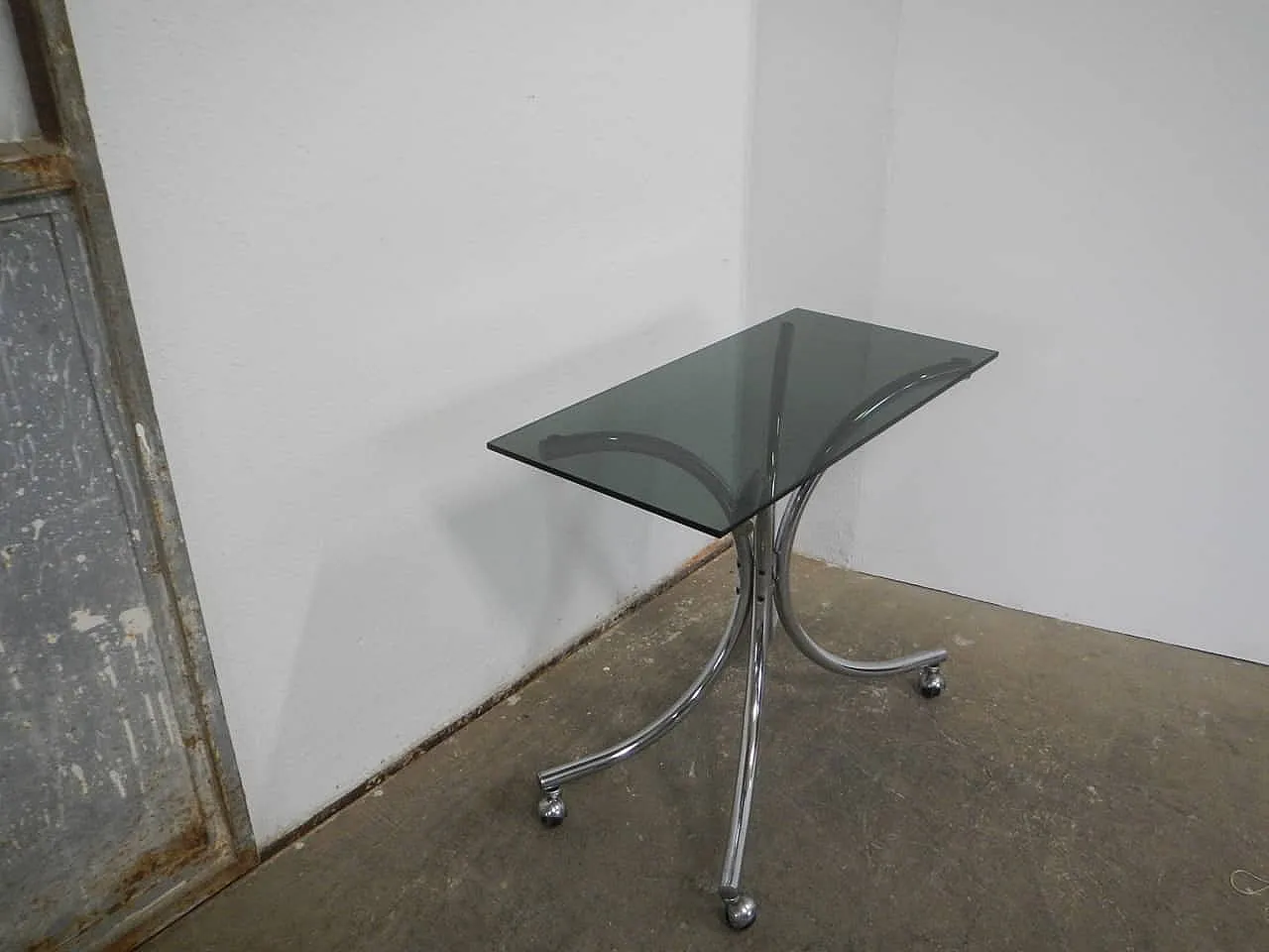 Table with wheels and glass Fumè 1960 2