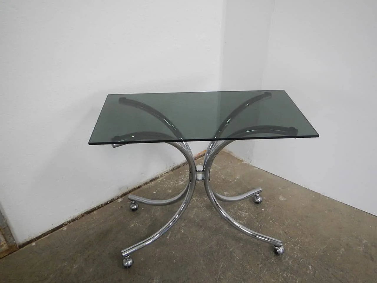 Table with wheels and glass Fumè 1960 3
