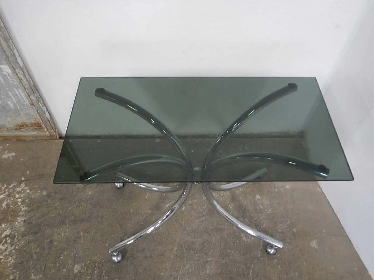 Table with wheels and glass Fumè 1960 4
