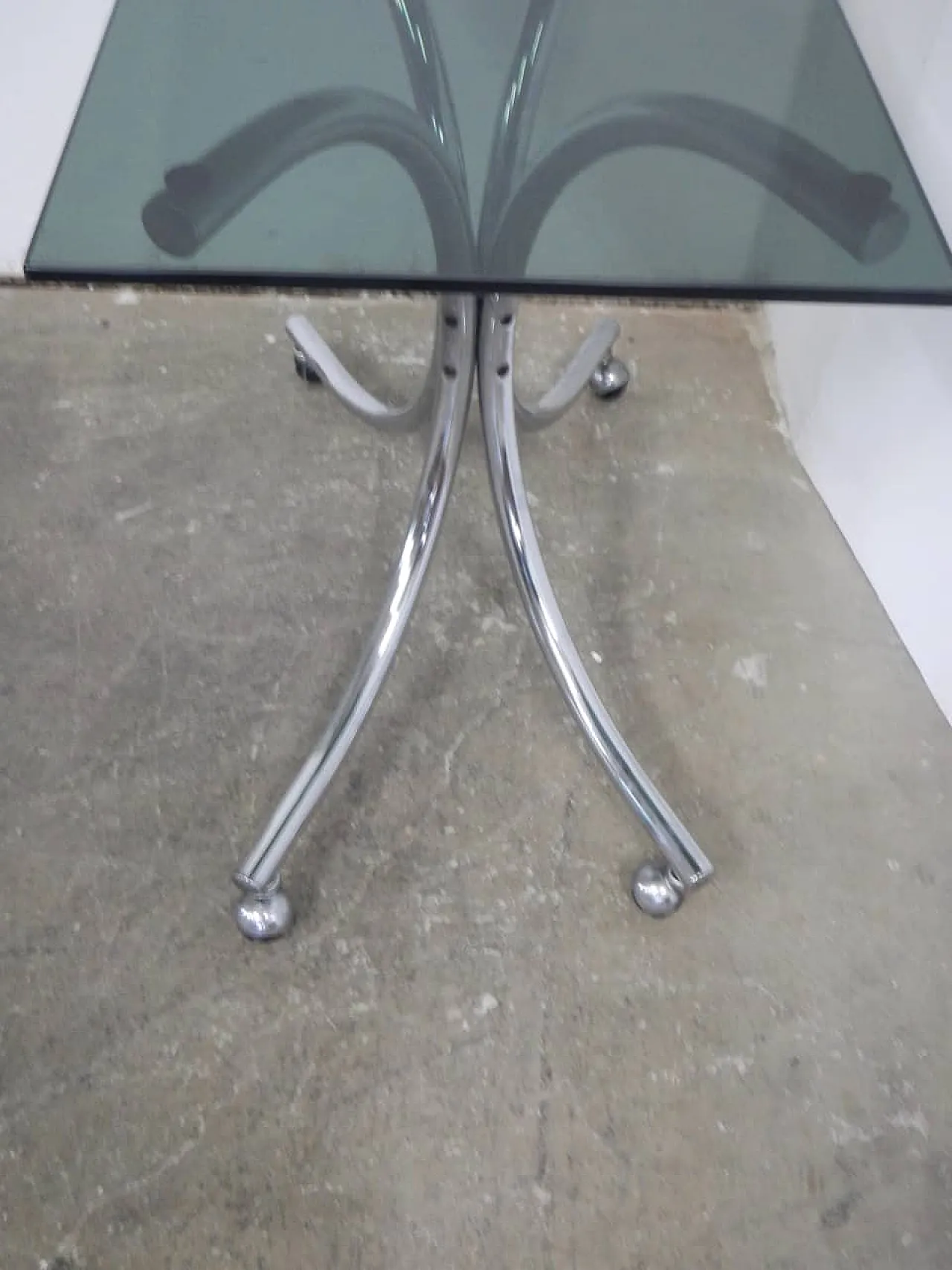 Table with wheels and glass Fumè 1960 6