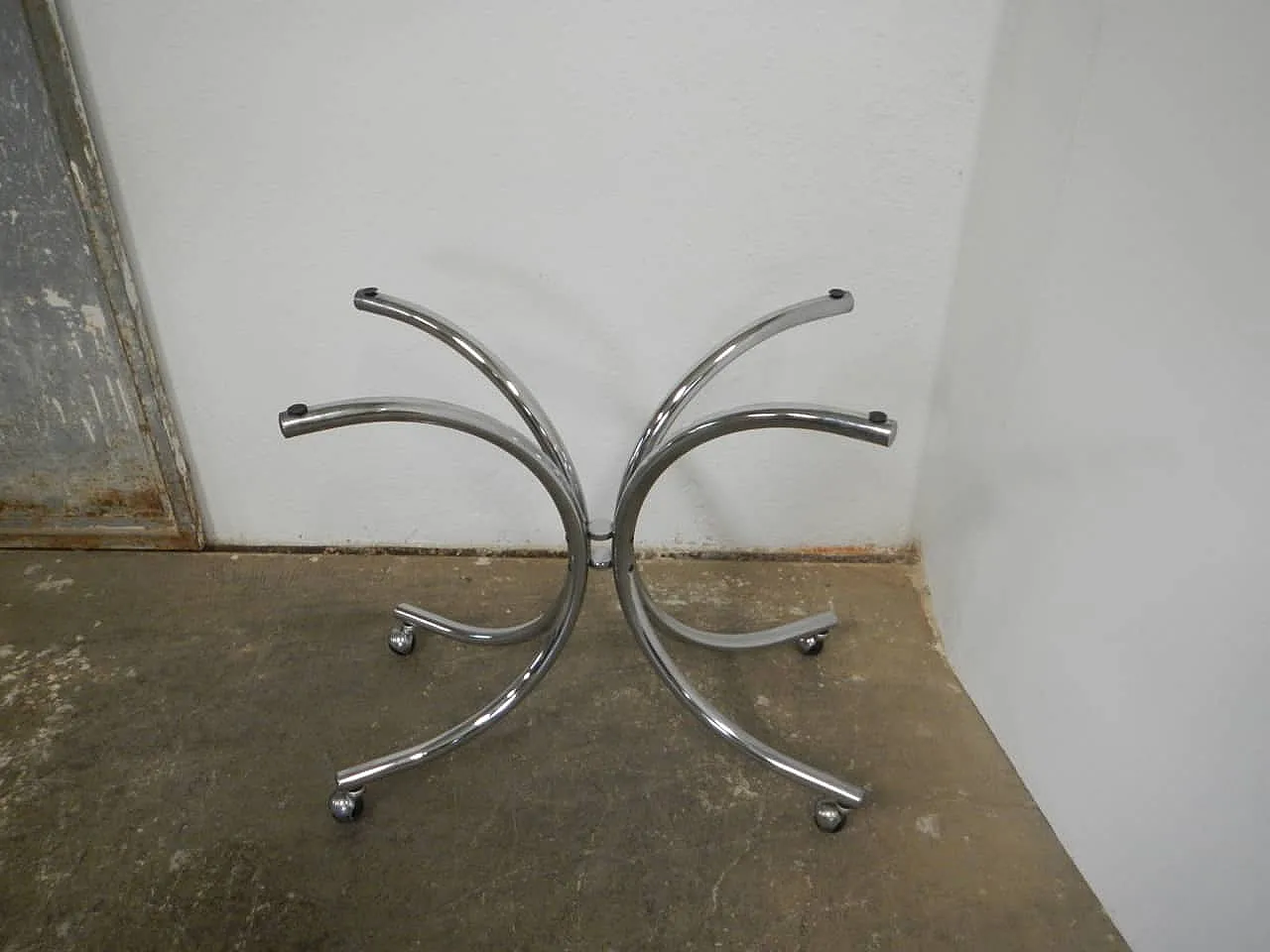 Table with wheels and glass Fumè 1960 7