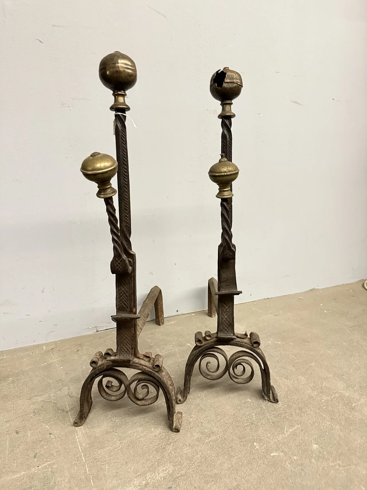 Antica coppia di alari in ferro battuto e bronzo XVII sec, 74x22x44cm 1