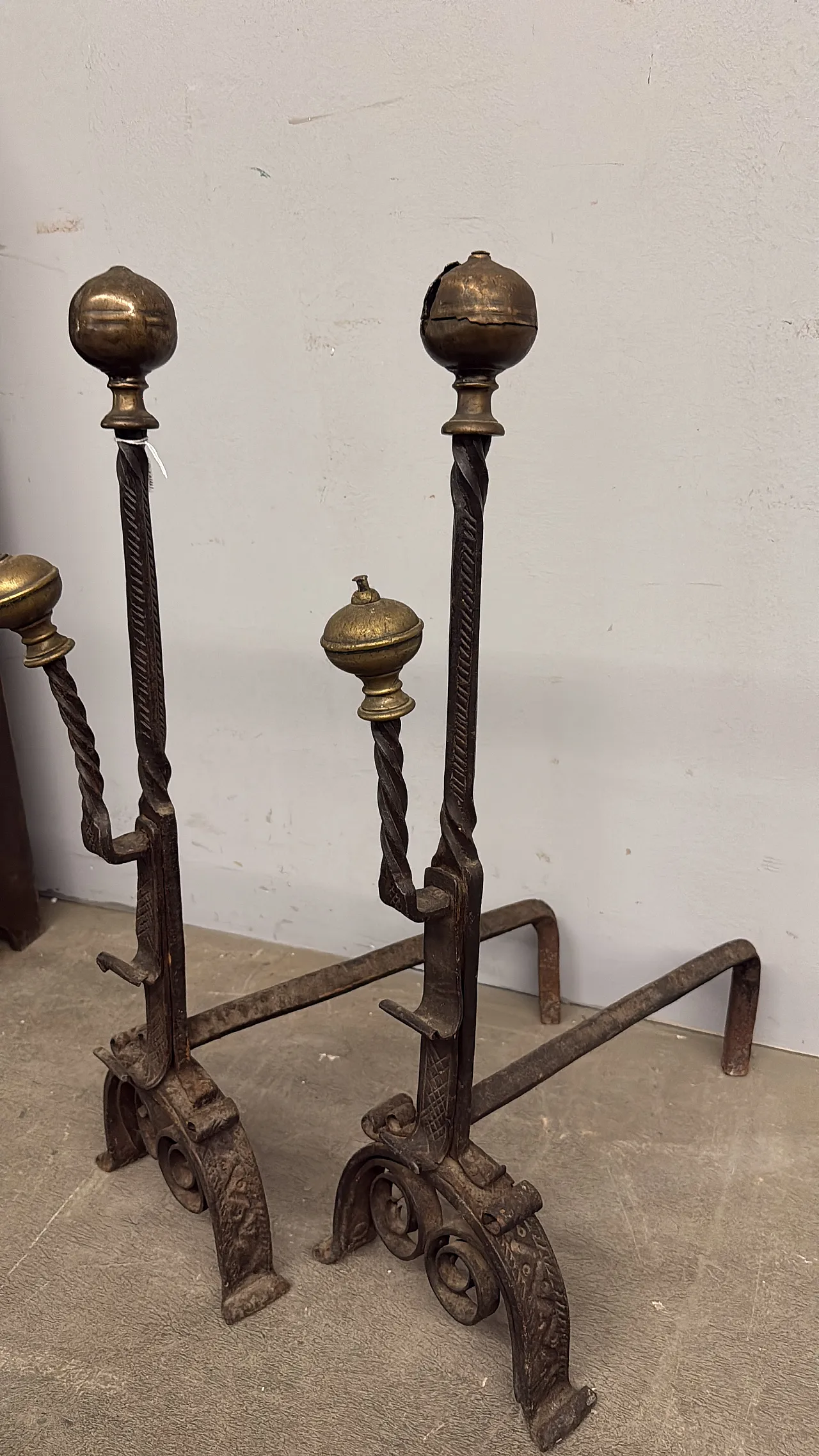 Antica coppia di alari in ferro battuto e bronzo XVII sec, 74x22x44cm 2