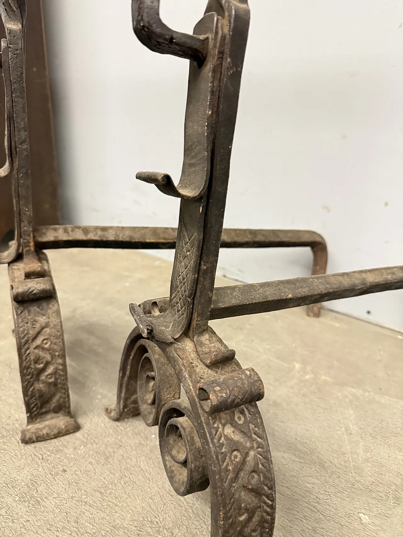 Antica coppia di alari in ferro battuto e bronzo XVII sec, 74x22x44cm 3