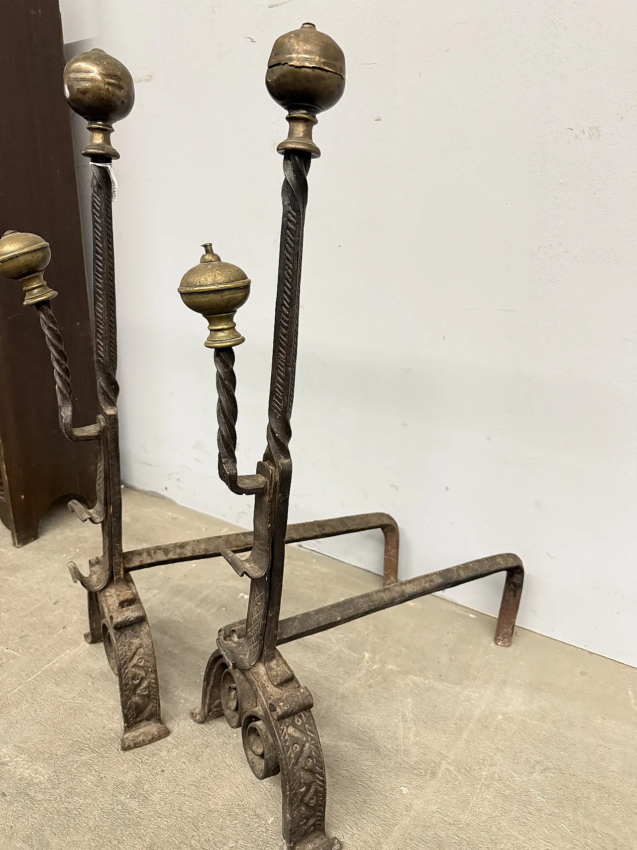 Antica coppia di alari in ferro battuto e bronzo XVII sec, 74x22x44cm 4