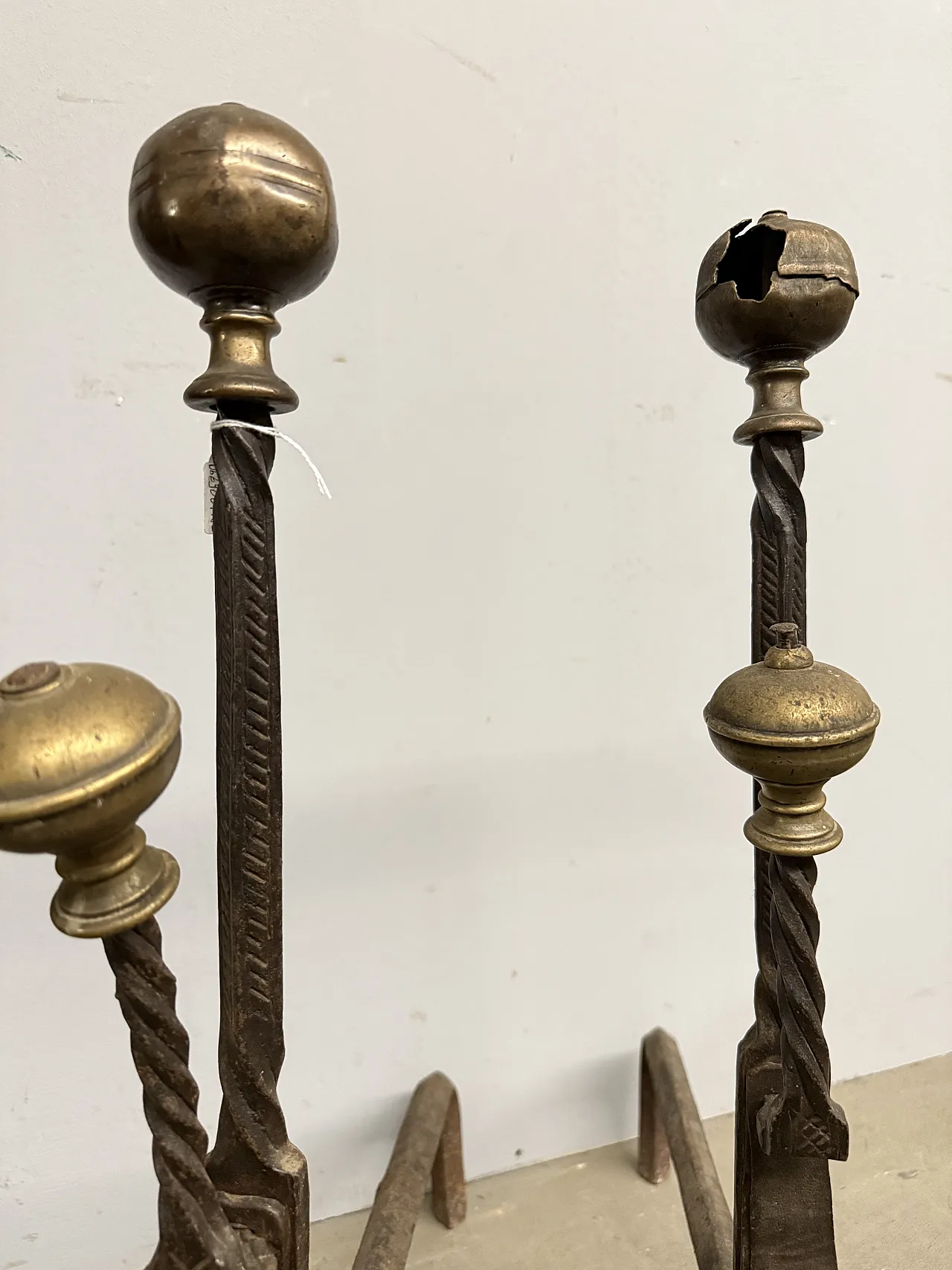 Antica coppia di alari in ferro battuto e bronzo XVII sec, 74x22x44cm 5