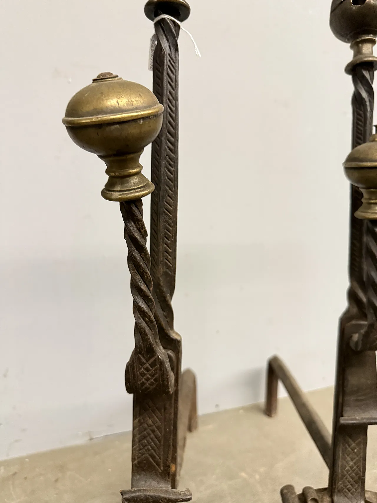 Antica coppia di alari in ferro battuto e bronzo XVII sec, 74x22x44cm 6