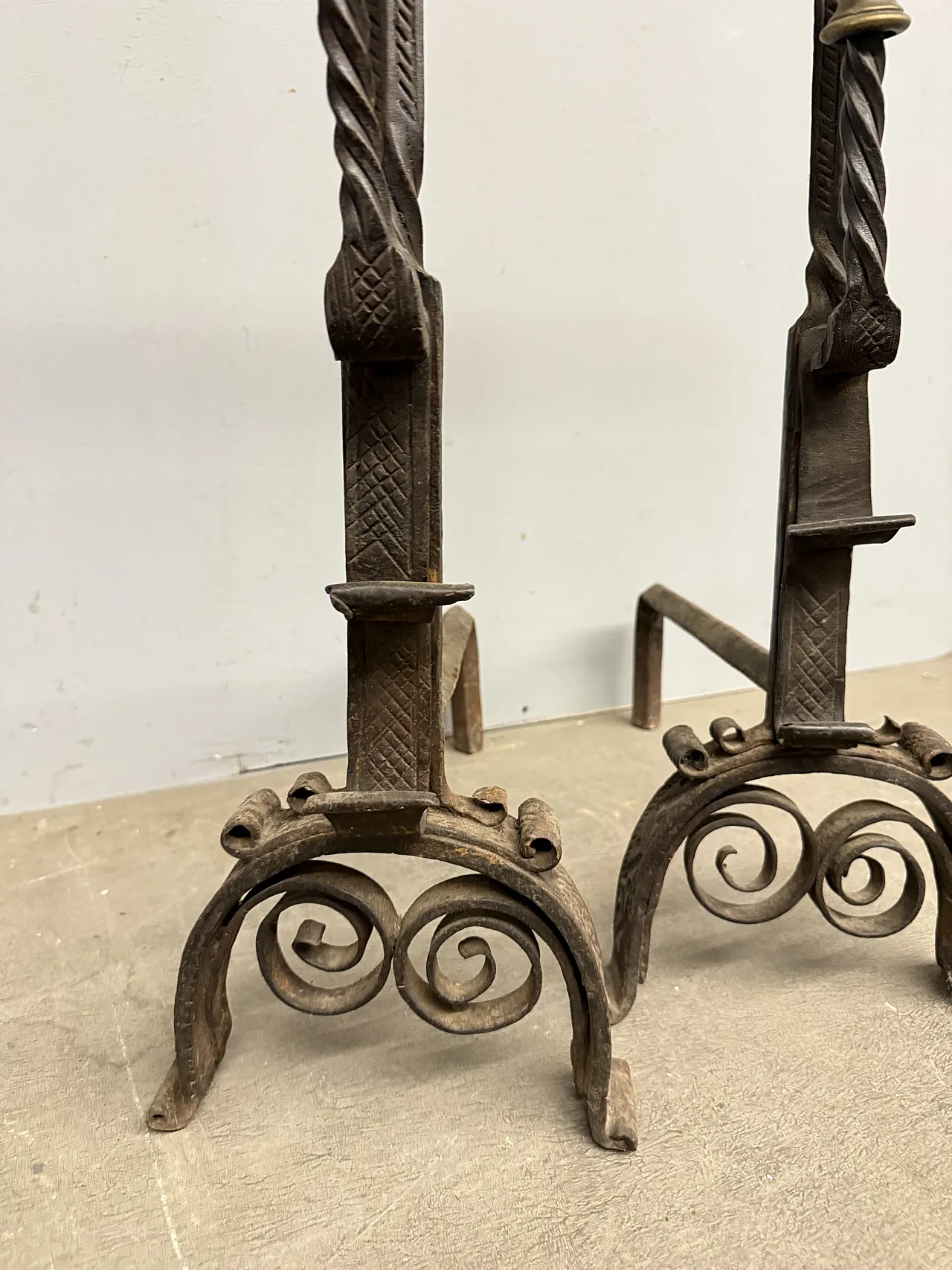 Antica coppia di alari in ferro battuto e bronzo XVII sec, 74x22x44cm 7