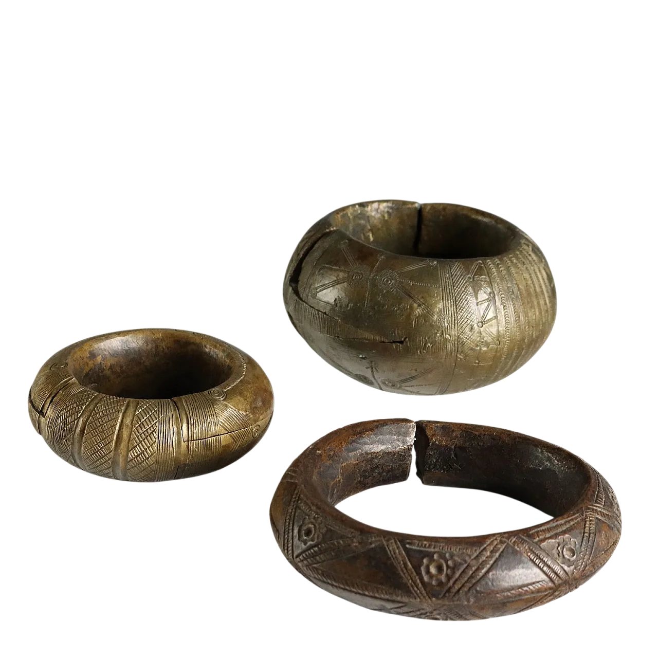 3 Bracciali con decorazioni in bronzo inciso, '900 11