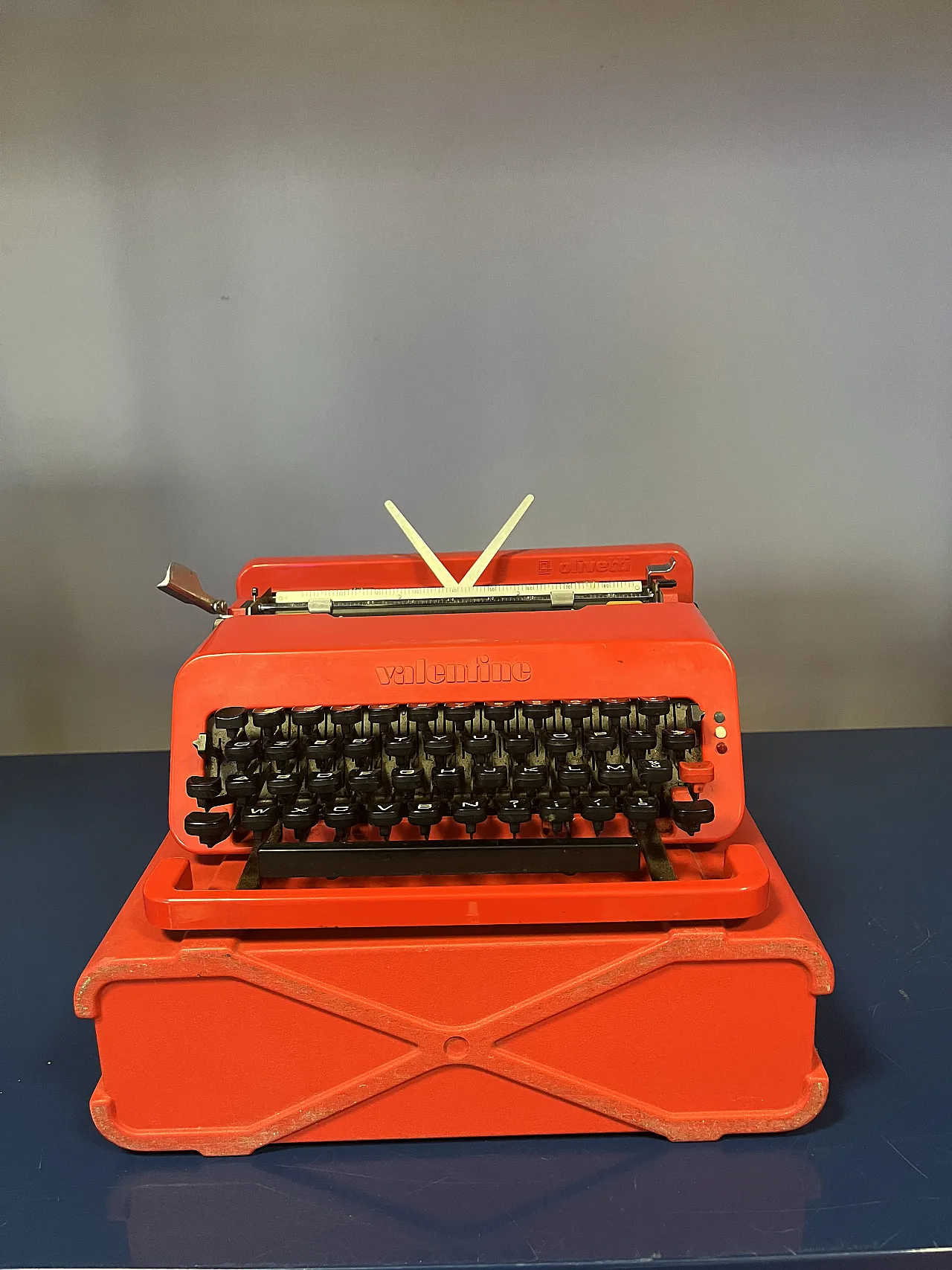 Macchina da scrivere Valentine di Ettore Sottsass rossa, anni '70 1
