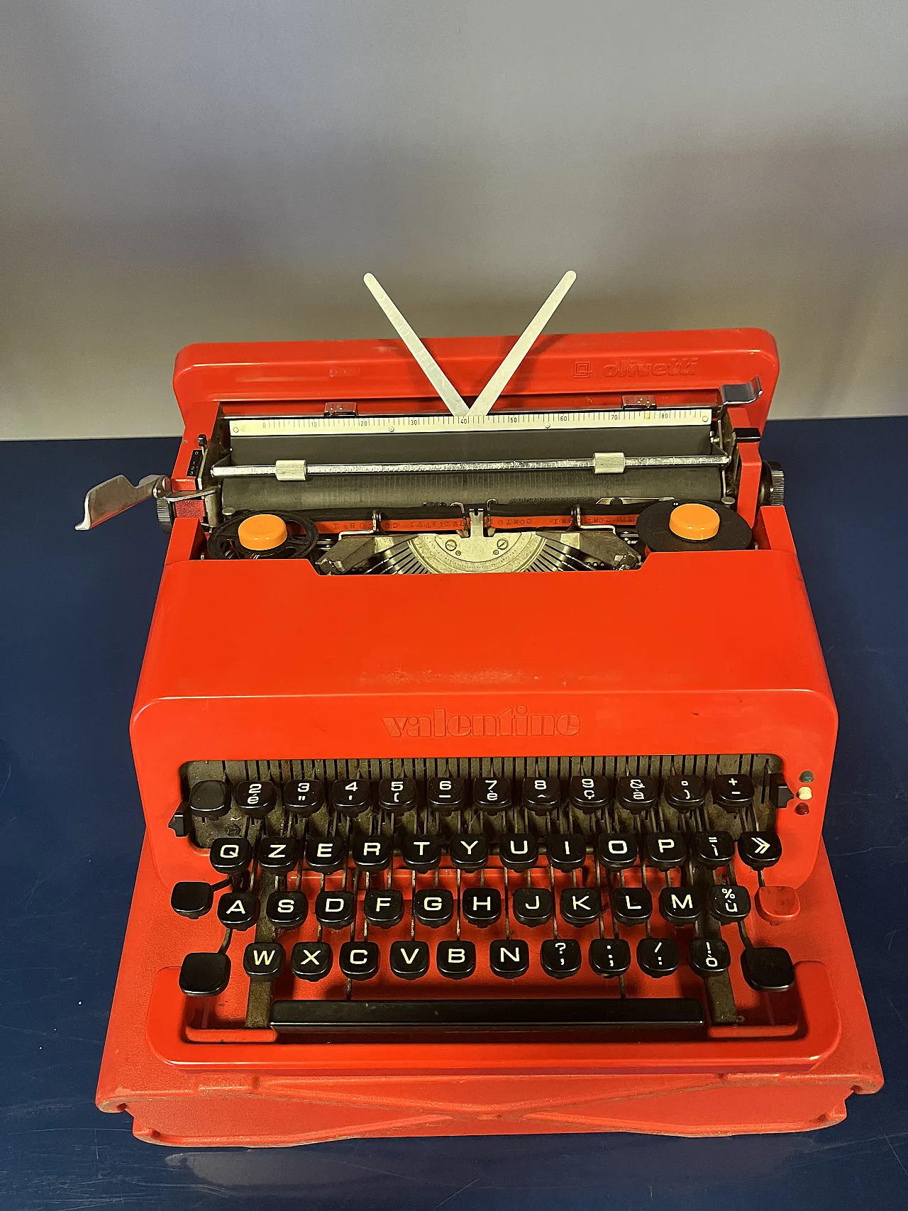 Macchina da scrivere Valentine di Ettore Sottsass rossa, anni '70 2